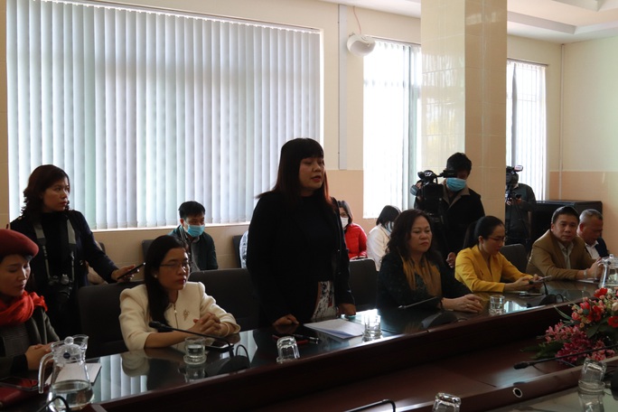 Vụ cháu bé 5 tuổi bị cha chém nát mặt: Lãnh đạo 2 bộ thăm hỏi, hỗ trợ - Ảnh 2. Vụ cháu bé 5 tuổi bị cha chém nát mặt: Lãnh đạo 2 bộ thăm hỏi, hỗ trợ - Ảnh 2.