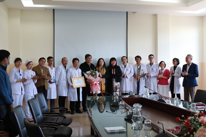 Vụ cháu bé 5 tuổi bị cha chém nát mặt: Lãnh đạo 2 bộ thăm hỏi, hỗ trợ - Ảnh 6. Vụ cháu bé 5 tuổi bị cha chém nát mặt: Lãnh đạo 2 bộ thăm hỏi, hỗ trợ - Ảnh 6.