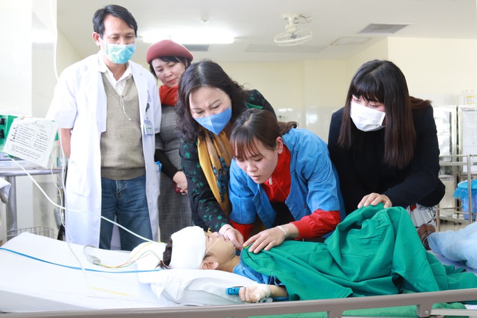 Vụ cháu bé 5 tuổi bị cha chém nát mặt: Lãnh đạo 2 bộ thăm hỏi, hỗ trợ - Ảnh 4. Vụ cháu bé 5 tuổi bị cha chém nát mặt: Lãnh đạo 2 bộ thăm hỏi, hỗ trợ - Ảnh 4.