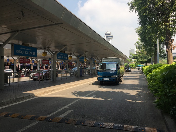 Sau lùm xùm, việc đón khách của xe taxi ở sân bay Tân Sơn Nhất hiện ra sao? - Ảnh 1.