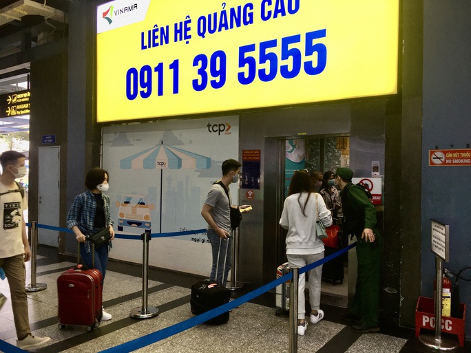 Sau lùm xùm, việc đón khách của xe taxi ở sân bay Tân Sơn Nhất hiện ra sao? - Ảnh 3.