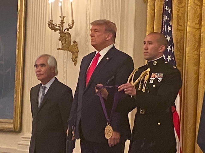 Nhiếp ảnh gia Nick Út được Tổng thống Trump tặng Huân chương Nghệ thuật - Ảnh 1.