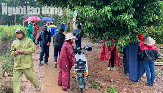 Tá hỏa phát hiện 3 bố con cùng chết trên giường, người mẹ không có ở nhà - Ảnh 1.