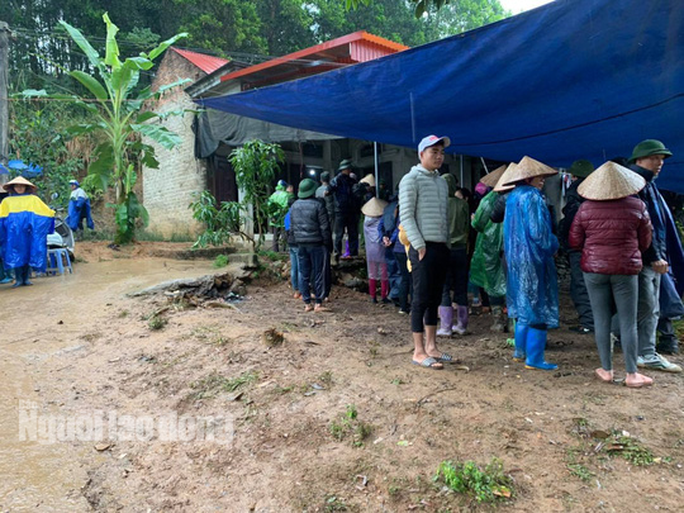 Tá hỏa phát hiện 3 bố con cùng chết trên giường, người mẹ không có ở nhà - Ảnh 3.