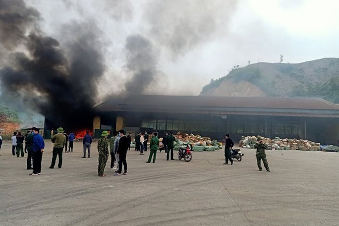 Cháy lớn tại kho ở cửa khẩu Bắc Phong Sinh - Ảnh 2.
