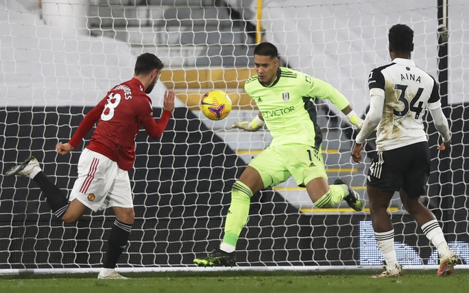 Man United đại náo Craven Cottage, đoạt ngôi đầu từ tay Man City - Ảnh 2.