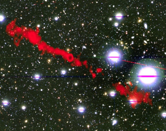 Bắt được tín hiệu vô tuyến từ 2 quái vật lớn gấp 62 lần Dải Ngân Hà - Ảnh 1.