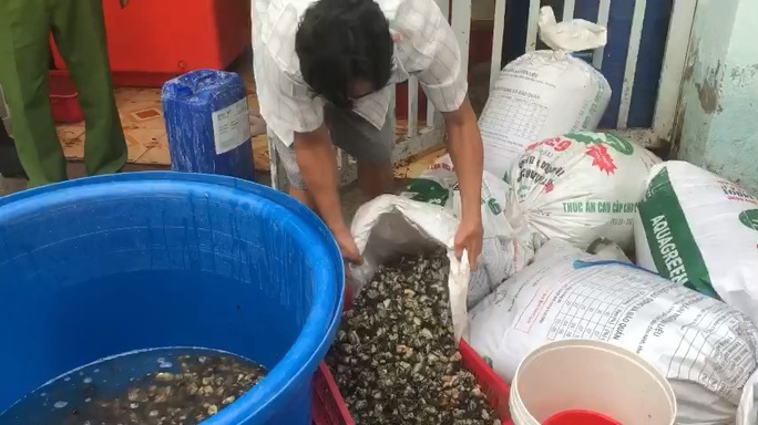 TP HCM: Ớn lạnh với cơ sở dùng chất bào mòn chế biến ốc - Ảnh 1.