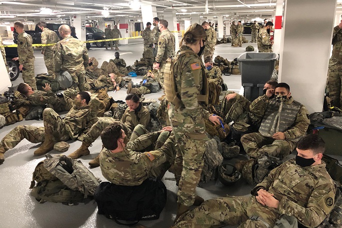 Mỹ lên tiếng vụ Vệ binh Quốc gia phải ngủ ở bãi đậu xe - Ảnh 1.