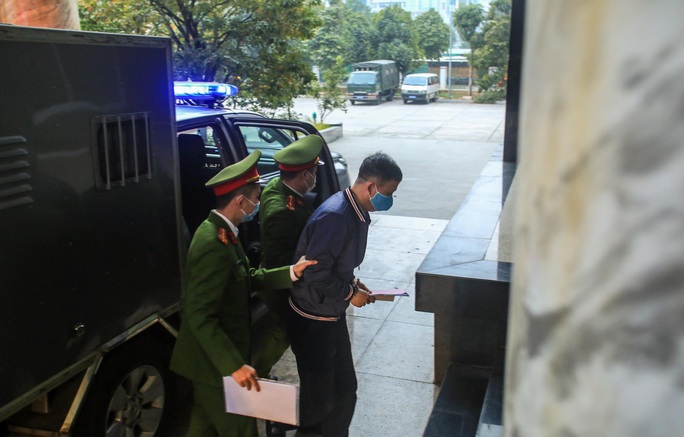 Ông Đinh La Thăng đeo khẩu trang, đến tòa bằng xe đặc chủng - Ảnh 3. Ông Đinh La Thăng đeo khẩu trang, đến tòa bằng xe đặc chủng - Ảnh 3.