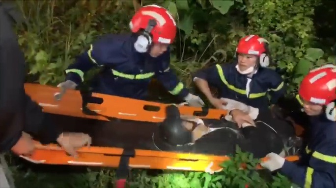 Clip: Nghẹt thở cứu thanh niên nằm bất động dưới vực sâu tại bán đảo Sơn Trà - Ảnh 2.