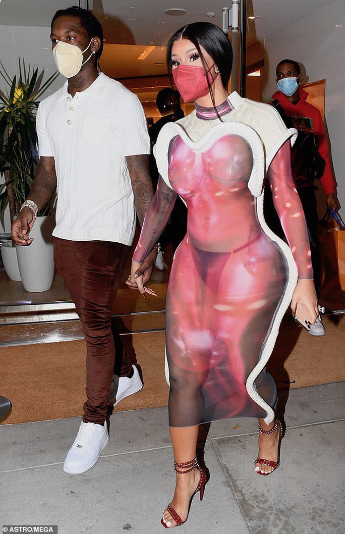 Nữ rapper Cardi B gây sốc với trang phục độc lạ trên phố - Ảnh 2.
