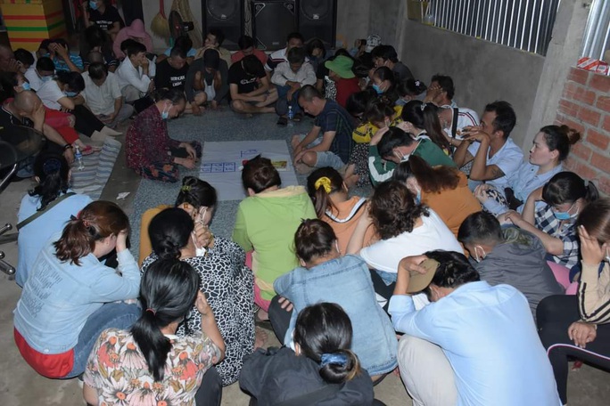 Phá ổ bạc có nhiều quý bà, thu giữ hơn 1 tỉ đồng - Ảnh 1. Phá ổ bạc có nhiều quý bà, thu giữ hơn 1 tỉ đồng - Ảnh 1.