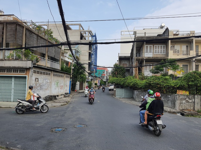 CLIP: Giữa ban ngày, nhóm đàn ông bày trò với một phụ nữ ở quận 11 - Ảnh 2. CLIP: Giữa ban ngày, nhóm đàn ông bày trò với một phụ nữ ở quận 11 - Ảnh 2.