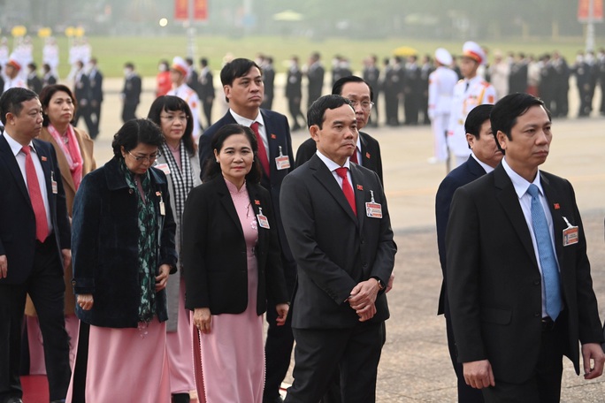 Các đại biểu dự Đại hội XIII vào Lăng viếng Chủ tịch Hồ Chí Minh - Ảnh 2.