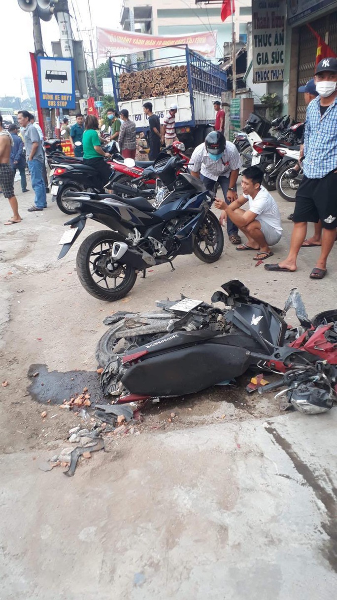 CLIP: Tai nạn kinh hoàng ở Biên Hòa, người và xe nằm la liệt - Ảnh 2. CLIP: Tai nạn kinh hoàng ở Biên Hòa, người và xe nằm la liệt - Ảnh 2.