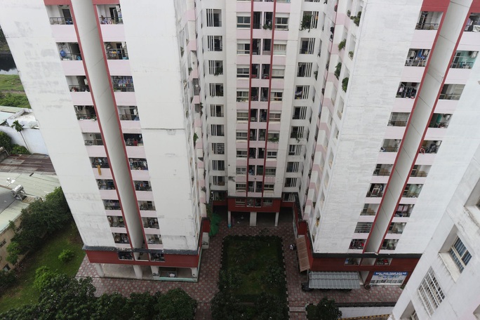 Nam sinh cấp 3 rơi lầu, nằm bất động dưới sân chung cư Thái An 4, quận 12 - Ảnh 1. Nam sinh cấp 3 rơi lầu, nằm bất động dưới sân chung cư Thái An 4, quận 12 - Ảnh 1.