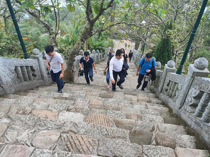 Doanh nghiệp du lịch lại “ngồi trên lửa” sau các ca Covid-19 ở Quảng Ninh, Hải Dương - Ảnh 1.