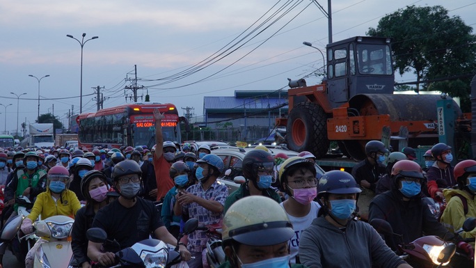 Xe cộ nối nhau đổ về TP HCM sau kỳ nghỉ Tết Dương lịch, nhiều nơi ùn ứ - Ảnh 15.