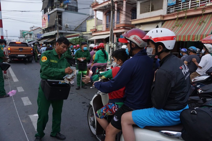 Xe cộ nối nhau đổ về TP HCM sau kỳ nghỉ Tết Dương lịch, nhiều nơi ùn ứ - Ảnh 1.
