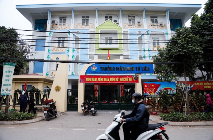 Hàng ngàn học sinh Hà Nội nghỉ học vì các ca dương tính SARS-CoV-2 - Ảnh 1.