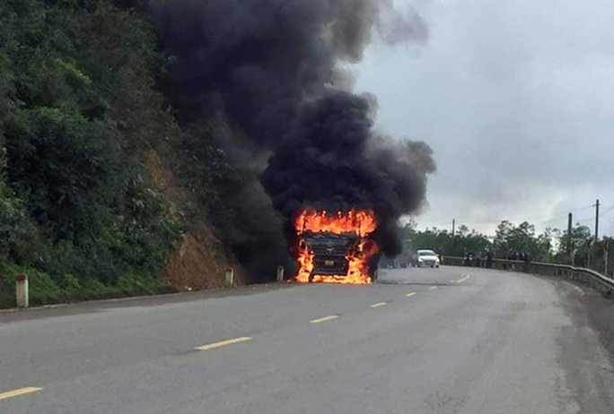 CLIP: Ôtô tải bốc cháy ngùn ngụt trên Quốc lộ 9 - Ảnh 1.