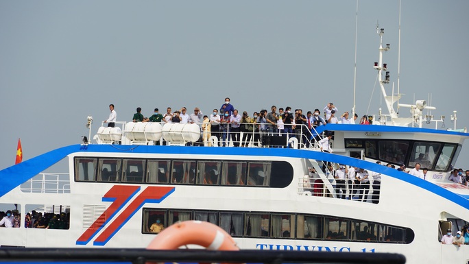 CLIP: Phà biển Cần Giờ - Vũng Tàu rẽ sóng đón khách với giá 70.000 đồng/người - Ảnh 3.