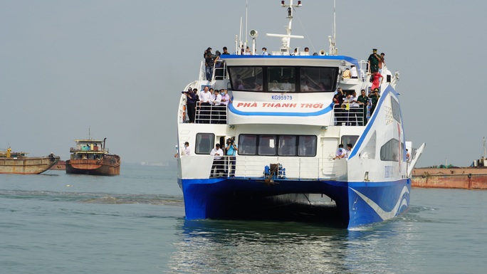 CLIP: Phà biển Cần Giờ - Vũng Tàu rẽ sóng đón khách với giá 70.000 đồng/người - Ảnh 5.