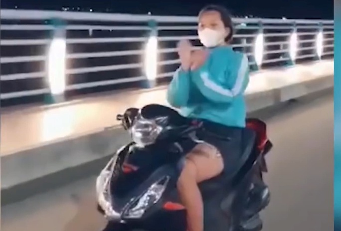 Cô gái ở Quảng Ngãi chạy xe máy không đội mũ bảo hiểm, thả 2 tay... múa quạt - Ảnh 2.