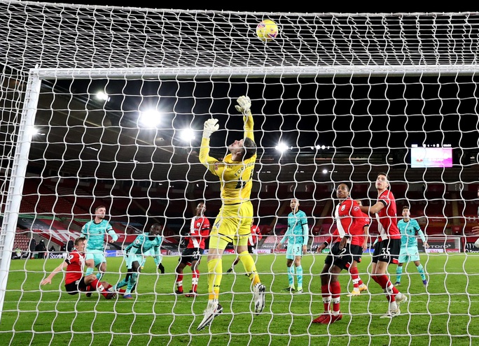 Bại trận vì cố nhân, Liverpool lung lay ngôi đầu Ngoại hạng - Ảnh 3.