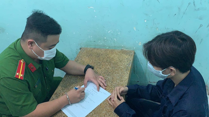 Hai nhóm thanh niên huyết chiến kinh hoàng, 3 người thương tích ở quận Tân Bình - Ảnh 2. Hai nhóm thanh niên huyết chiến kinh hoàng, 3 người thương tích ở quận Tân Bình - Ảnh 2.