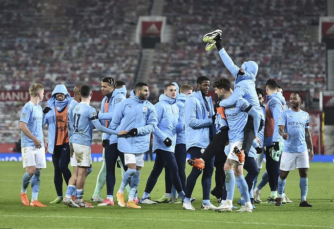 Lập cú đúp ở Old Trafford, Man City đoạt vé chung kết League Cup - Ảnh 8.