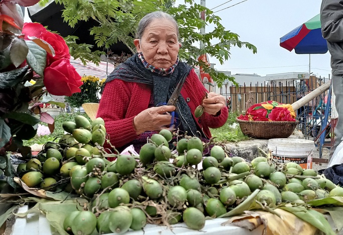 Đồ cúng gia tiên tăng giá phi mã những ngày cận Tết - Ảnh 2.