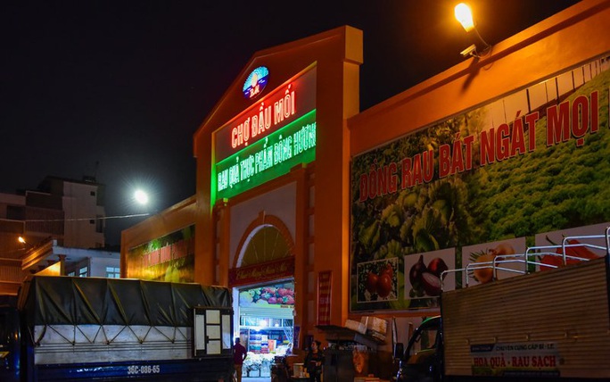 Trắng đêm mưu sinh ở chợ đầu mối ngày giáp Tết - Ảnh 1.