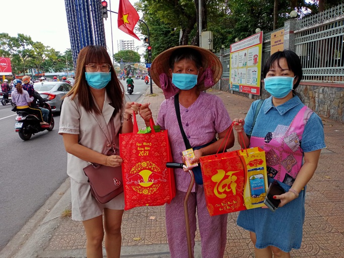 Tết ấm cho người vô gia cư trao quà cho người dân tại Cần Thơ - Ảnh 5.