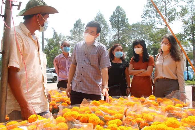 Chủ tịch tỉnh Đồng Tháp kêu gọi mua hoa kiểng ủng hộ người dân - Ảnh 1.