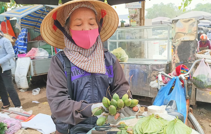 Đồ cúng gia tiên tăng giá phi mã những ngày cận Tết - Ảnh 4.