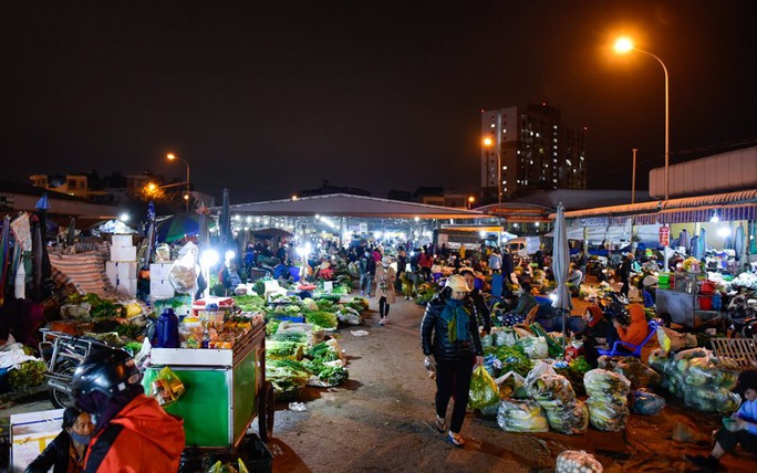 Trắng đêm mưu sinh ở chợ đầu mối ngày giáp Tết - Ảnh 2.