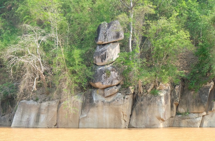 CLIP: Kỳ lạ 3 hòn đá cõng nhau trên thượng nguồn sông Mã - Ảnh 2.