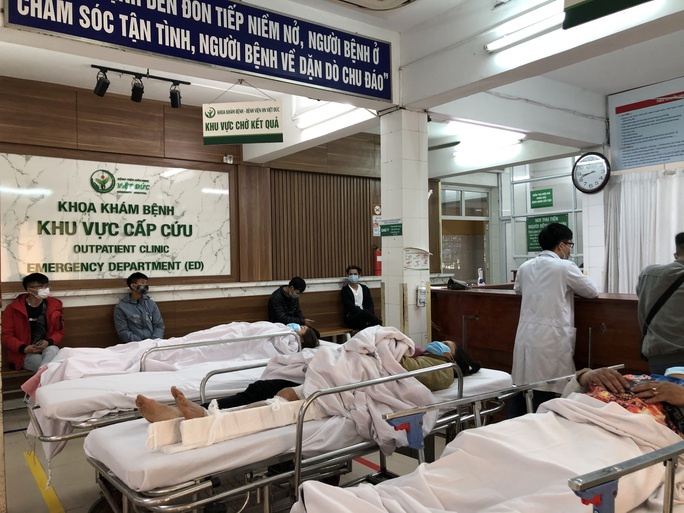 Bộ trưởng Bộ Y tế Nguyễn Thanh Long tặng quà, động viên bệnh nhân phải ăn Tết bệnh viện - Ảnh 6.