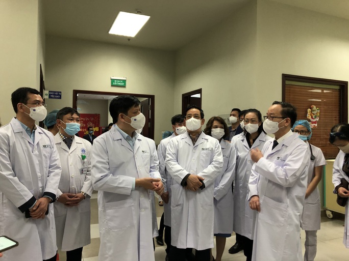 Bộ trưởng Bộ Y tế Nguyễn Thanh Long tặng quà, động viên bệnh nhân phải ăn Tết bệnh viện - Ảnh 9.