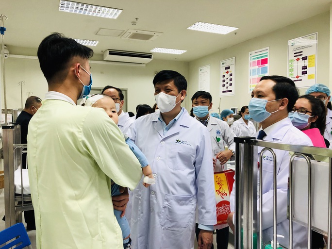 Bộ trưởng Bộ Y tế Nguyễn Thanh Long tặng quà, động viên bệnh nhân phải ăn Tết bệnh viện - Ảnh 12.