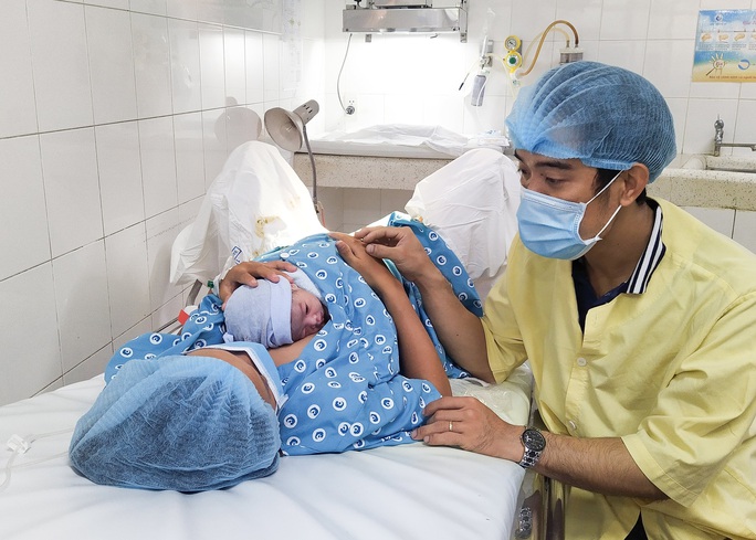 Đúng giao thừa, 5 em bé cùng cất tiếng khóc chào đời tại TP HCM - Ảnh 1.