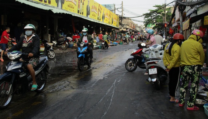 Các sạp hàng tươi sống chợ Bà Chiểu khu vực đường Bùi Hữu Nghĩa