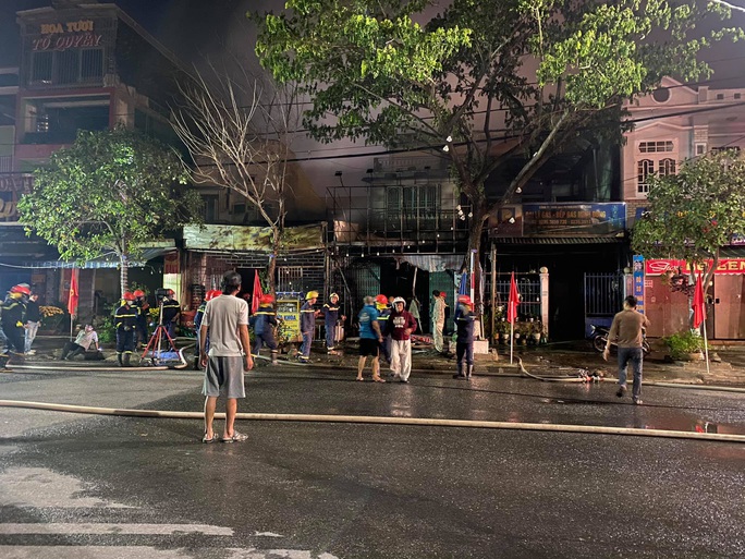 Cháy nhà sáng mùng 4 Tết, cảnh sát phá cửa cứu 6 người thoát nạn - Ảnh 3.