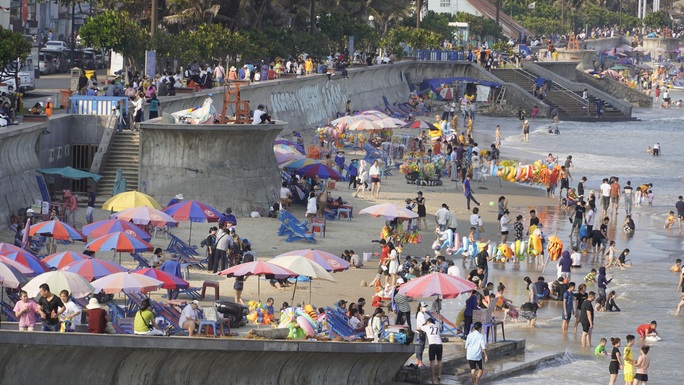 Lượng khách giảm 80%, biển Vũng Tàu vẫn đông người tắm - Ảnh 3.