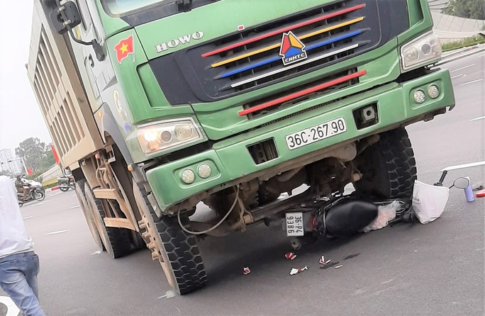 Xe hổ vồ lao từ phía sau tới cuốn xe máy vào gầm, cán chết 2 người phụ nữ - Ảnh 1. Xe hổ vồ lao từ phía sau tới cuốn xe máy vào gầm, cán chết 2 người phụ nữ - Ảnh 1.
