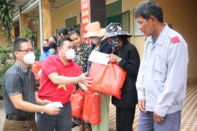 Báo Người Lao Động tặng quà người nghèo ở Quảng Nam - Ảnh 1.