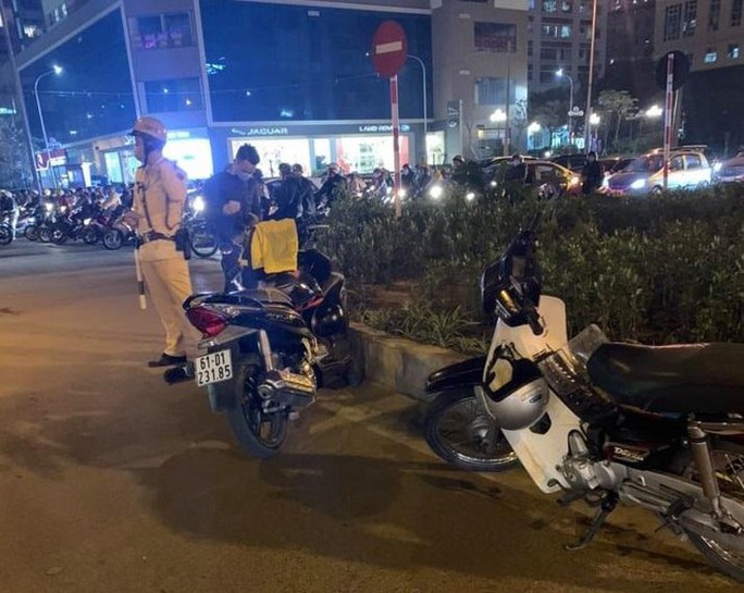 Sau va chạm giao thông, thanh niên rút dao đâm gục đối phương - Ảnh 1.