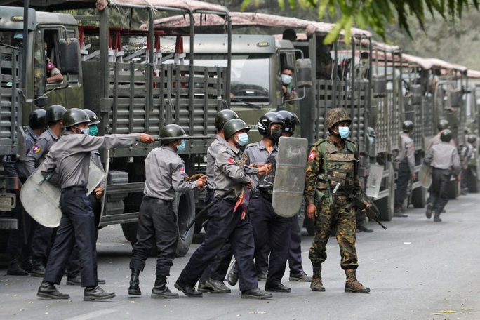 Quân đội Myanmar bị chỉ trích vì bắn người biểu tình - Ảnh 1.
